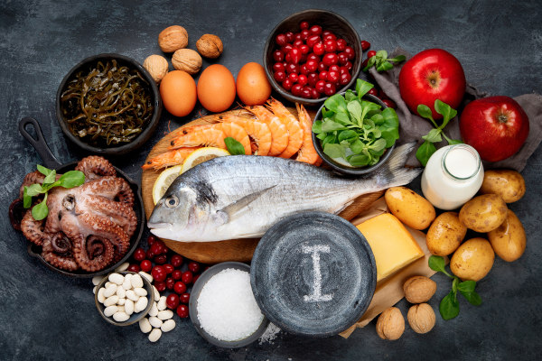 Mesa com diversos alimentos ricos em iodo.