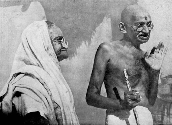 Mahatma Gandhi ao lado de sua esposa, Kasturbai Gokuldas Kapadi.