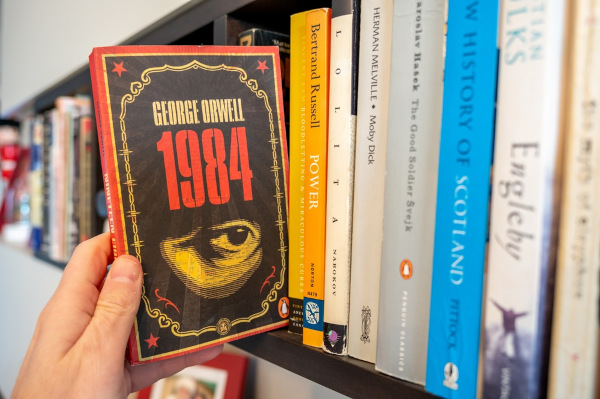 Livro “1984”, um clássico que pode ser usado como repertório sociocultural ao falar sobre autoritarismo.[1]