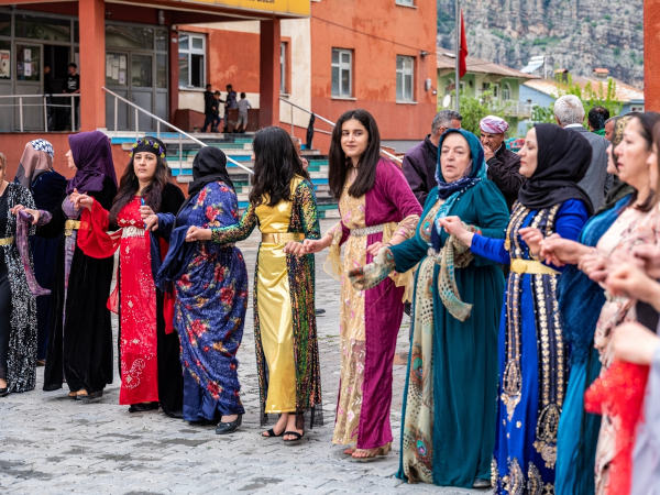 Mulheres curdas que vivem na Turquia usando roupas tradicionais, com muitas cores e diferentes padrões de estampa.[2]