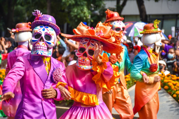 Pessoas vestidas de caveiras para o Dia dos Mortos, festa da cultura mexicana, da América do Norte.