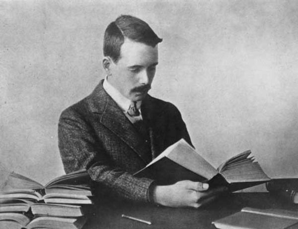 Henry Moseley, físico que contribuiu com a evolução da Tabela Periódica ao organizá-la em ordem crescente de números atômicos.