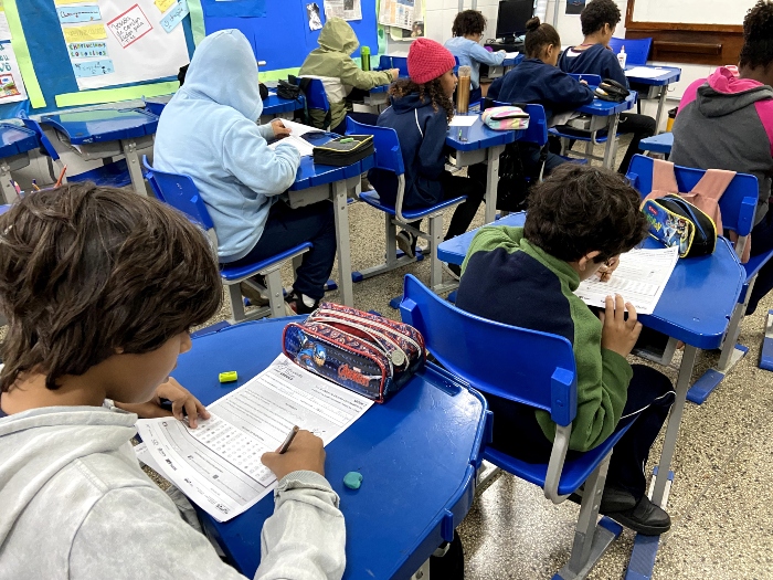 Estudantes em sala de aplicação da Olimpíada de Matemática Mirim-Obmep