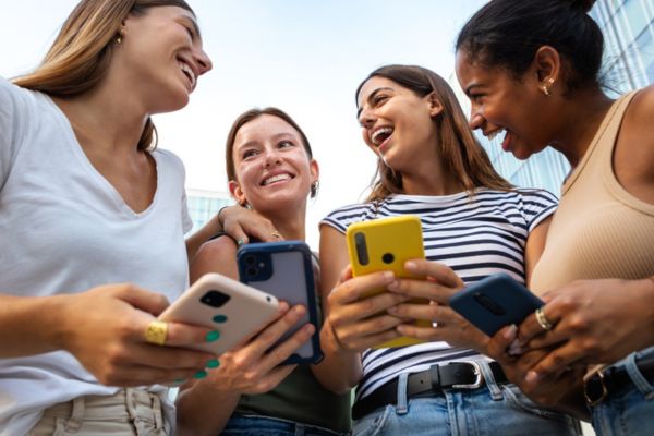 Jovens estudantes felizes em alusão ao 2º dia de provas do Enem 2024.