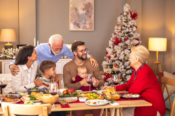 Família tendo uma ceia de Natal, um dos principais símbolos de Natal.