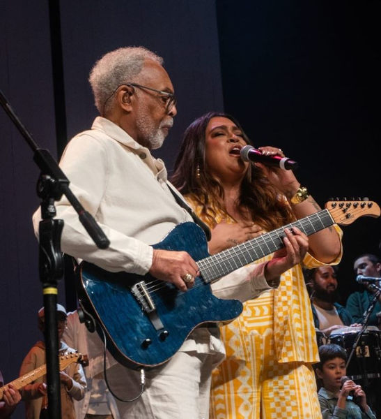 Gilberto Gil e Preta Gil, sua filha, em apresentação musical.