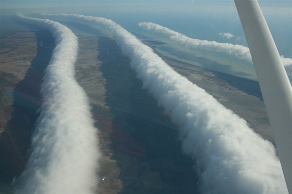 As nuvens conhecidas em inglês como “glória da manhã”, um fenômeno natural raro que ocorre na Austrália.[1]