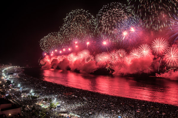 Show de fogos de artifício em Copacabana, no Rio de Janeiro, uma das tradições mais comuns de Ano-Novo ou Réveillon.