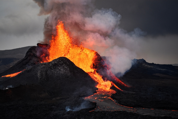 Erupção vulcânica, um fenômeno natural geológico.