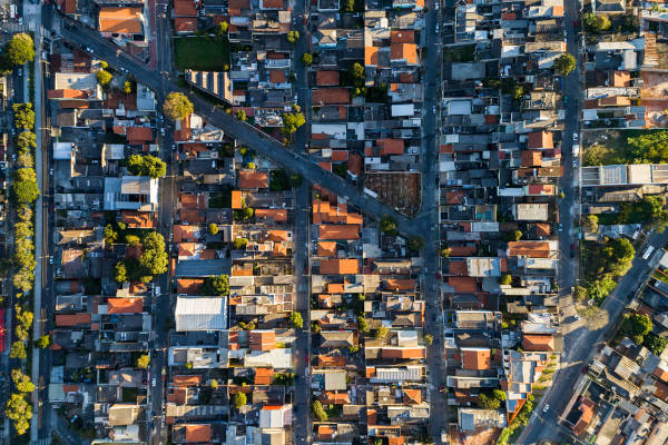 Vista aérea de adensamento de moradias em zona urbana.