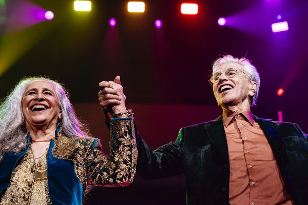 Maria Bethânia com os braços dados com Caetano Veloso, seu irmão.