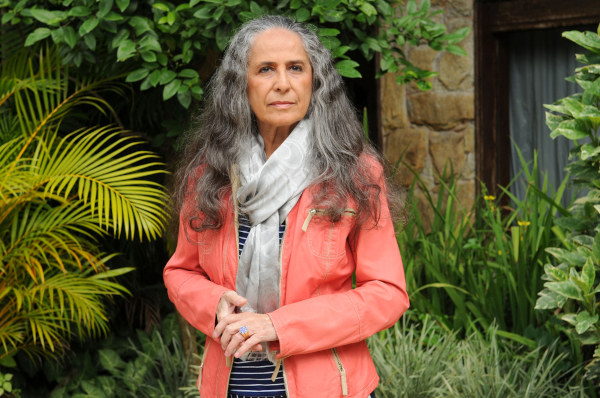 Maria Bethânia ao lado de plantas.