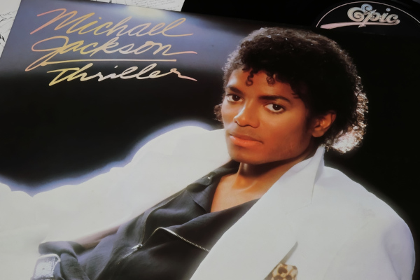 Álbum Thriller, do Michael Jackson, um dos grandes destaques da música nos anos 80.