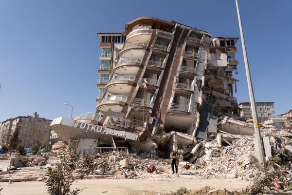 Edifício destruído por um terremoto.