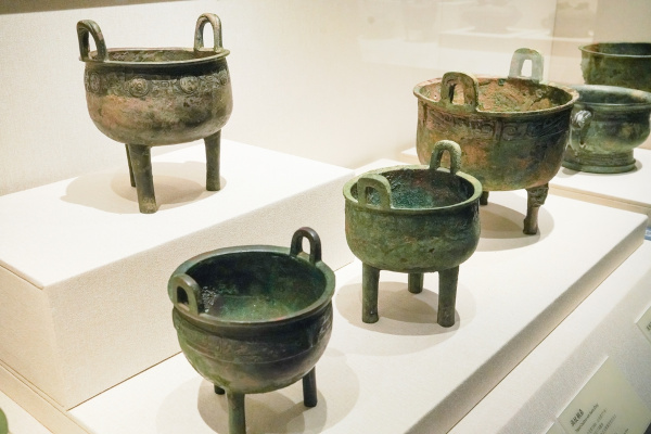 Antigos instrumentos de bronze, presentes no Museu Shenzhen, China.[3]