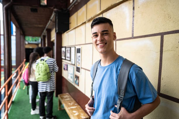 Estudante sorrindo com mochila