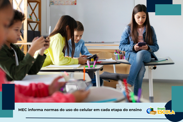 crianças com celular na escoola