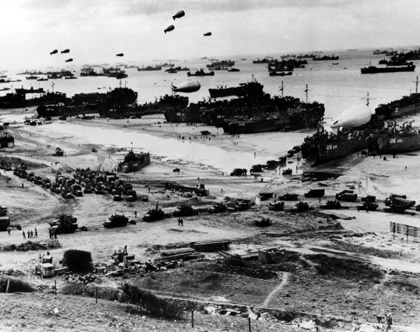 A foto mostra a invasão dos Aliados na praia da Normandia, no Dia D, um dos eventos que antecederam a Guerra Fria.