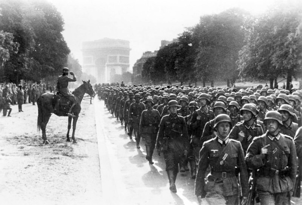 Soldados alemães marcham sobre Paris ocupada, 1940.