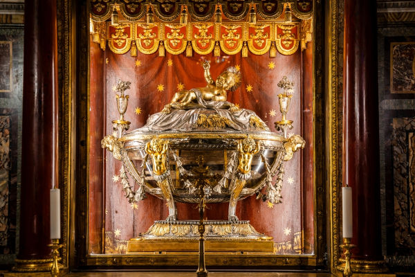 Relíquias do Santo Presépio da Natividade de Jesus Cristo na Basílica Papal de Santa Maria Maggiore.[4]
