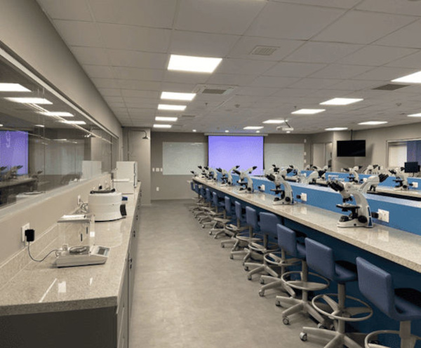 Na FSL, a ciência é vivida na prática: laboratórios completos e tecnologia de ponta para formar profissionais de excelência.