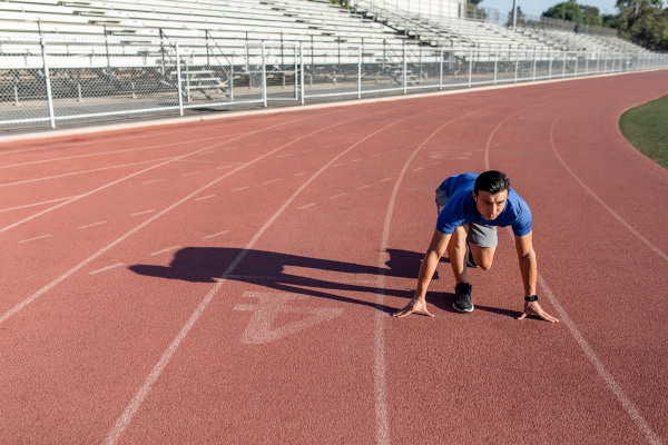 Atleta se preparando para uma corrida; as voltas na pista são exemplos de movimentos circulares uniformes. Atleta se preparando para uma corrida; as voltas na pista são exemplos de movimentos circulares uniformes.