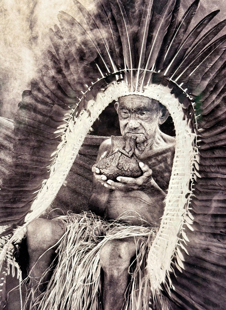 Foto de indígena registrada por Sebastião Salgado