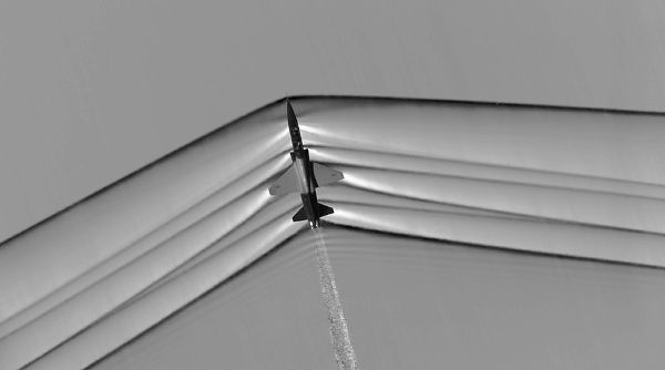 Avião em voo supersônico que revela as distorções criadas pelas ondas de choque.