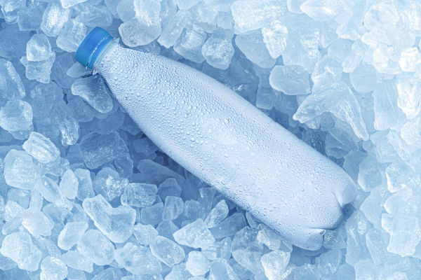 Garrafa de água congelada, um exemplo de situação ligada ao calor latente.
