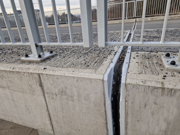 Fendas de dilatação em uma ponte.