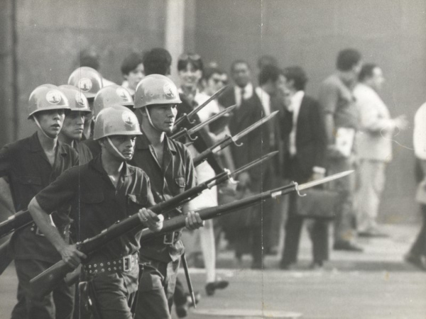 Militares armados próximos a civis, o cenário de violência marcou a Ditadura Militar no Brasil.