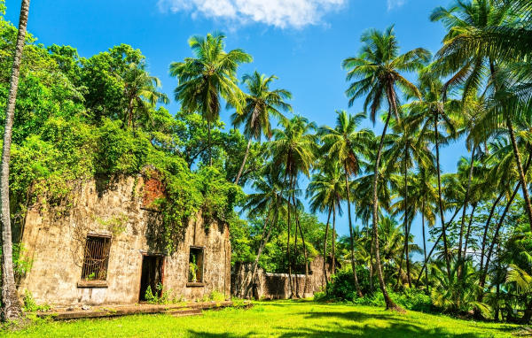 Ruínas da colônia penal da Ilha de São José, na Guiana Francesa.