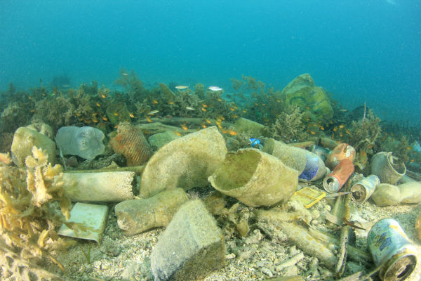 Lixo poluindo o fundo do oceano