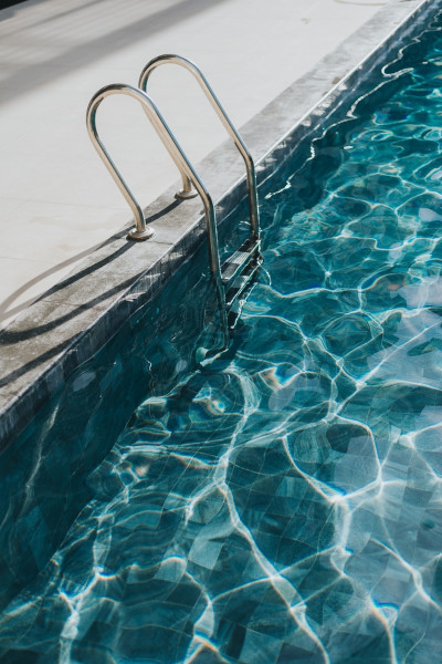 Vista de piscina, onde ocorre a refração da luz.