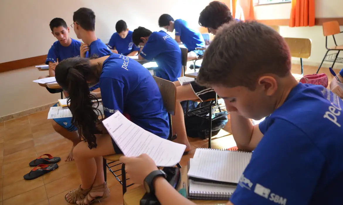 Estudantes em sala de aula fazendo provas da Obmep 