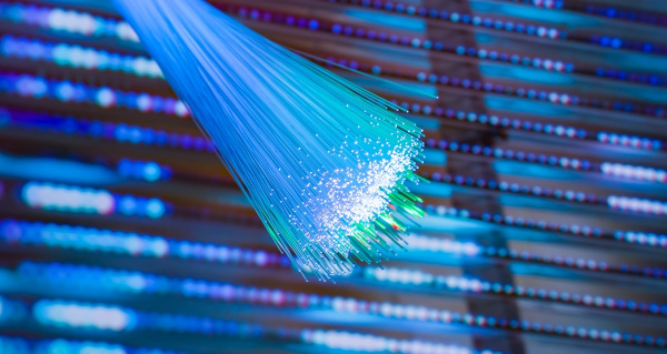 Fibra óptica refletindo os fótons.