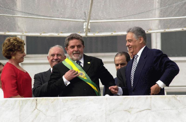 Lula recebendo a faixa presidencial das mãos de Fernando Henrique Cardoso, ao lado da primeira-dama, Marisa.