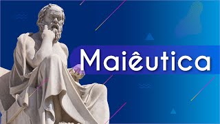 Título "Maiêutica" escrito sobre fundo azul escuro com imagem de uma estátua de Sócrates ao lado.