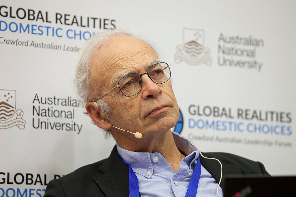 Peter Singer, um dos principais pensadores do utilitarismo atualmente.[1]