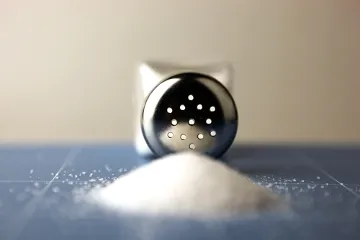 Potinho de sal tombado de lado