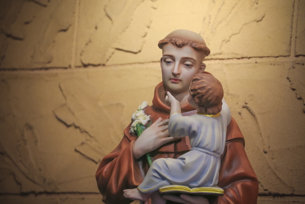 Imagem de Santo Antônio com Jesus criança.