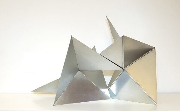 O bicho linear, obra da artista neoconcretista Lygia Clark (1920-1988).[2]