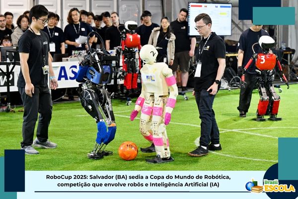 Estudantes e robôs em campo pequeno de futebol