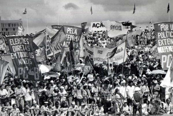 Pessoas protestando durante as Diretas Já, no fim da Ditadura Militar no Brasil.