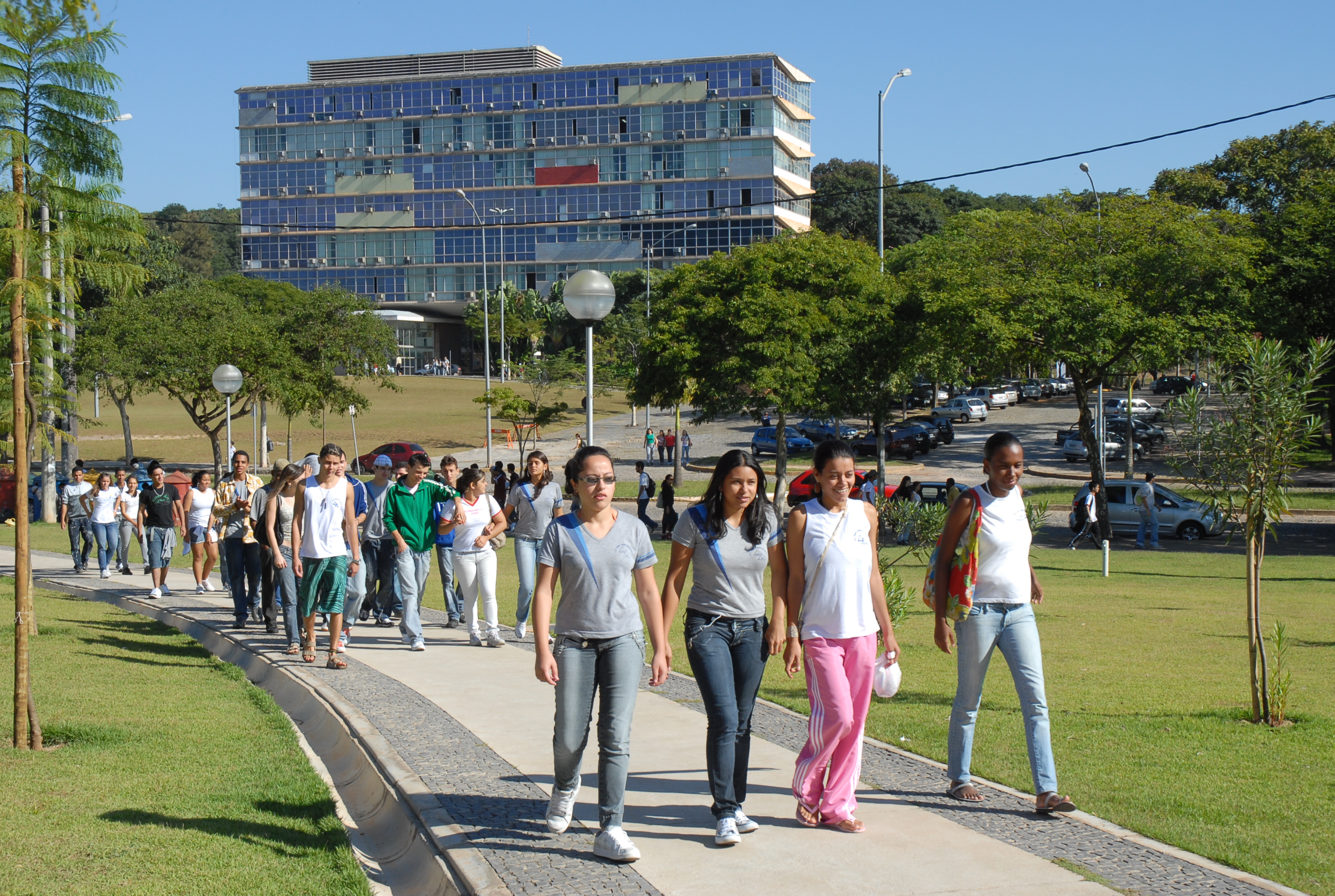 Estudantes andando no campus da UFMG