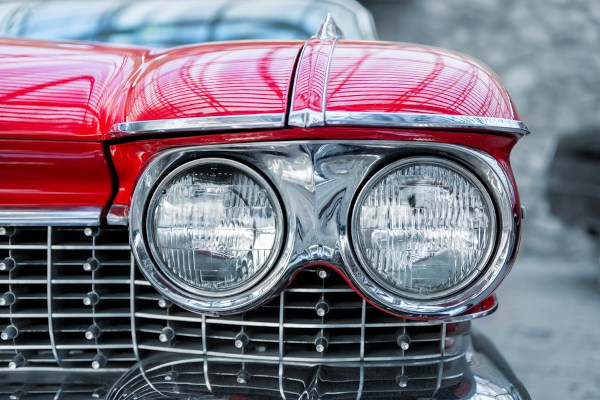 Faróis cromados de automóvel, um exemplo de aplicação da eletrólise.