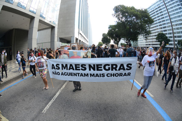 Manifestação a favor das mães negras que perdem seus filhos pela violência estatal que resulta em exclusão social.