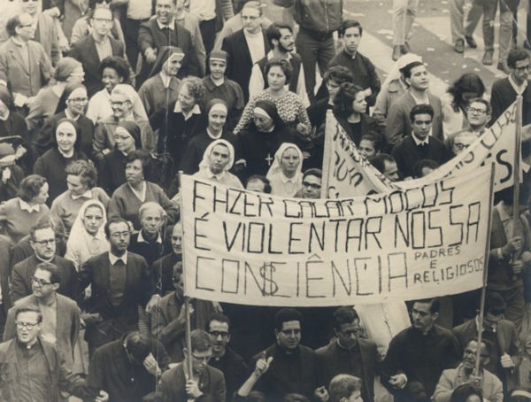 Religiosos católicos e estudantes em protesto contra a Ditadura Militar no Brasil.[3]