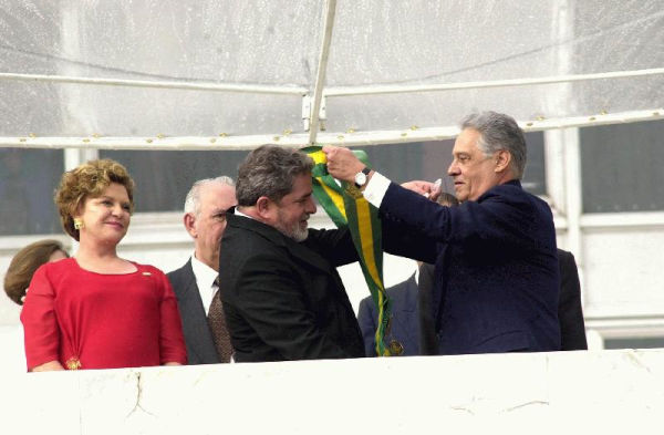 Lula recebendo a faixa presidencial de FHC em 1° de janeiro de 2003. [imagem_principal]