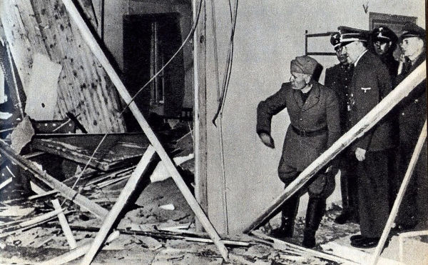 Hitler mostra a Mussolini os escombros da sala em que ocorreu a Operação Valquíria. [imagem_principal]